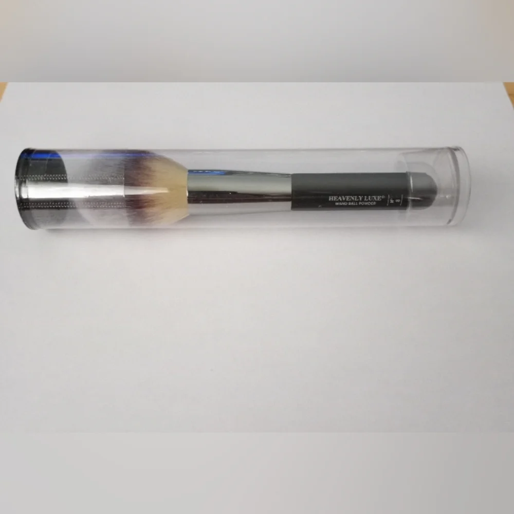 it cosmetics Heavenly Luxe Wand Ball Powder Brush No.8  $48 MSRP New